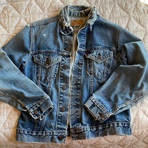 Vintage Levi’s distressed boyfriend jean jacket
